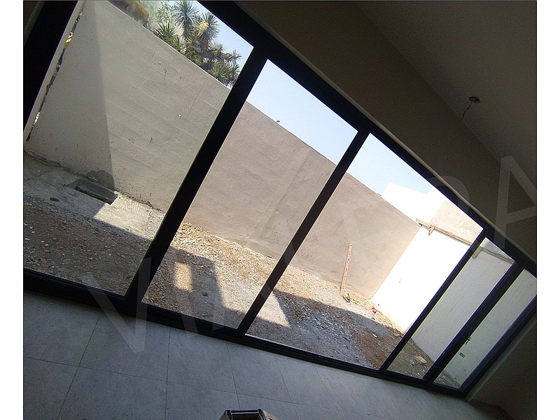 Puerta corrediza negra de aluminio Mexico