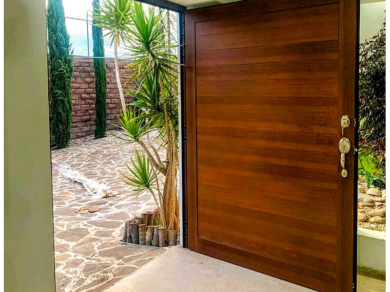 Puerta en madera maciza México