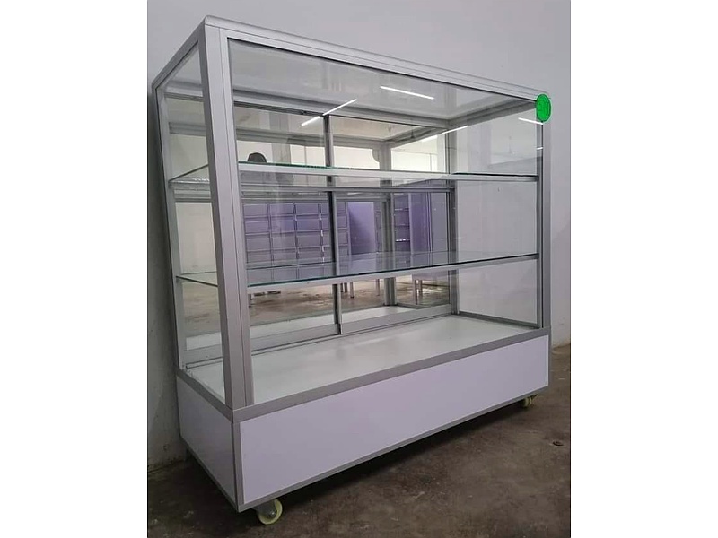 Vitrina de aluminio con llantas Mexico