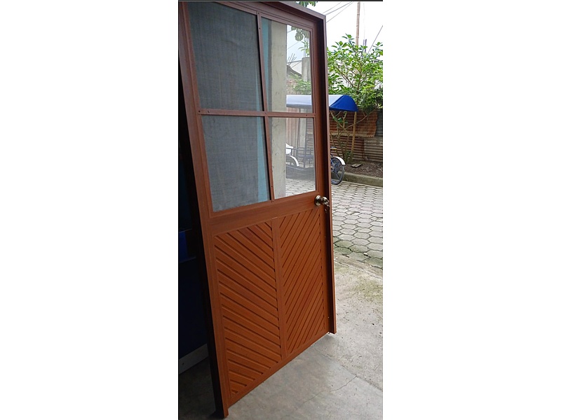 Puerta café de aluminio con vidrio Mexico