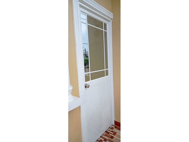 Puerta blanca de aluminio con vidrio Mexico