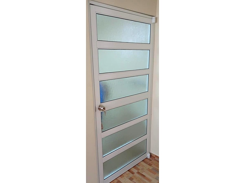 Puerta blanca de aluminio con vidrio esmerilado Mexico