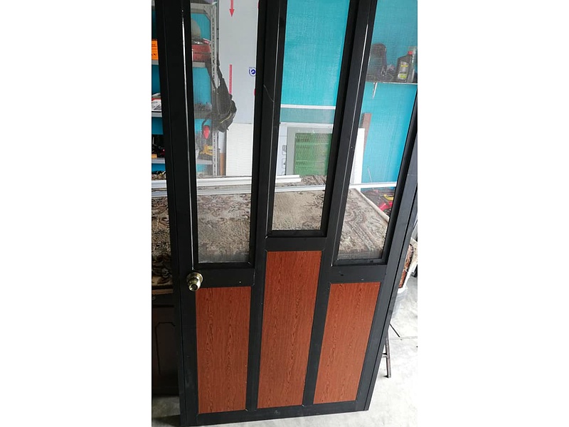Puerta negra con café de aluminio Mexico