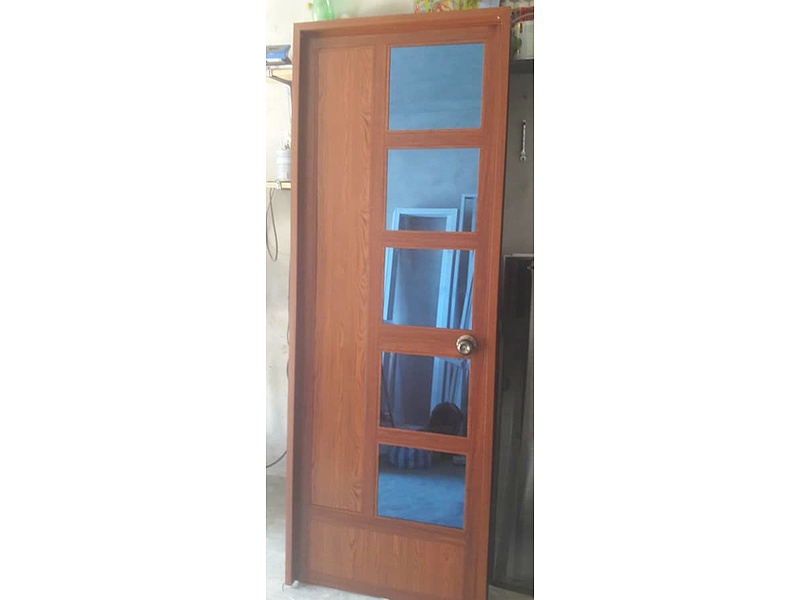 Puerta café de aluminio con vidrio azul Mexico