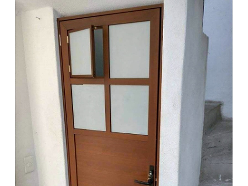 Puerta de madera con divisiones México ALUMINIO Y VIDRIO RIOS 