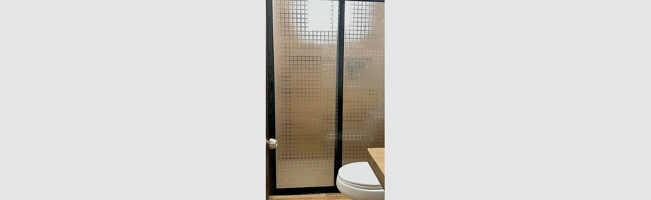 Cancel de baño sencillo con borde de aluminio negro, Mexico