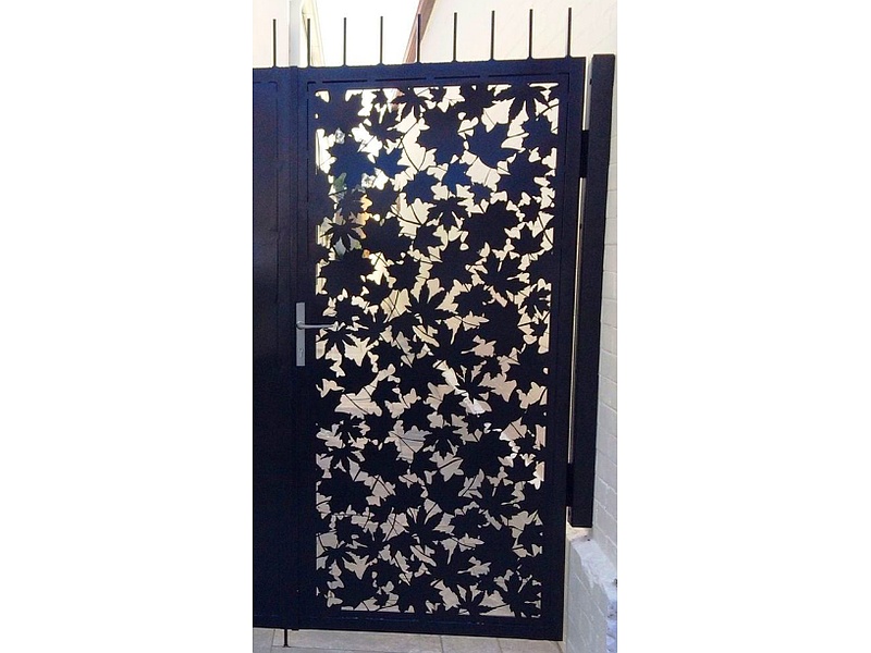 puerta de metal negra León Celosías Metal Art