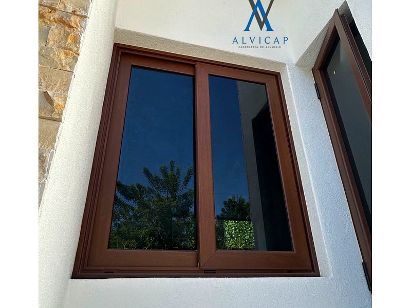 Ventana de PVC nogal México