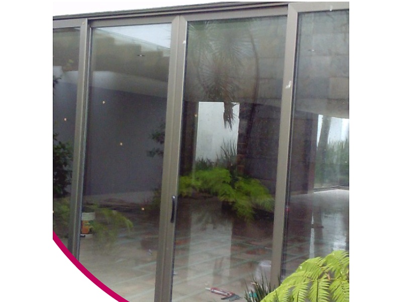 Puerta de aluminio negro mate con vidrio Mexico Jp Eim Aluglass