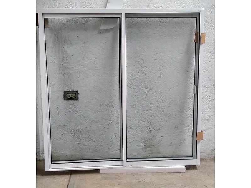 Ventana de Aluminio Blanca Mediana México