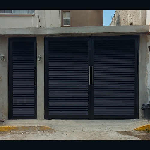 Puerta abatible tipo Louver México