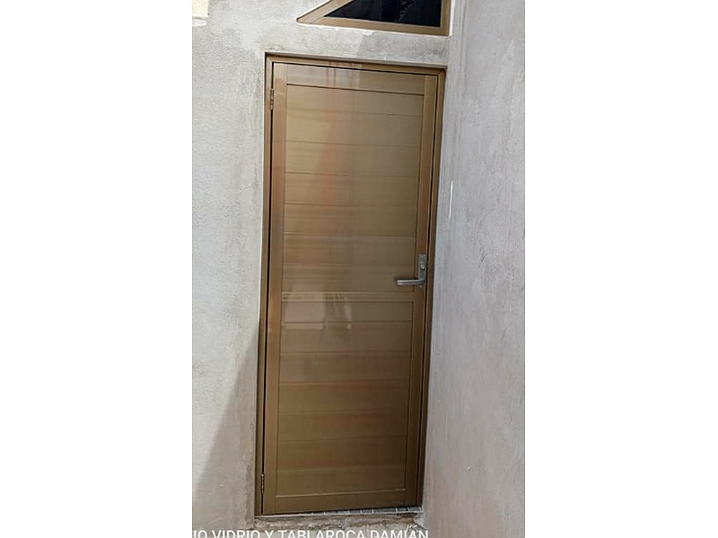 Puerta Simple Entrada Marrón Manzanillo Aluminio,Vidrio Y Tablaroca