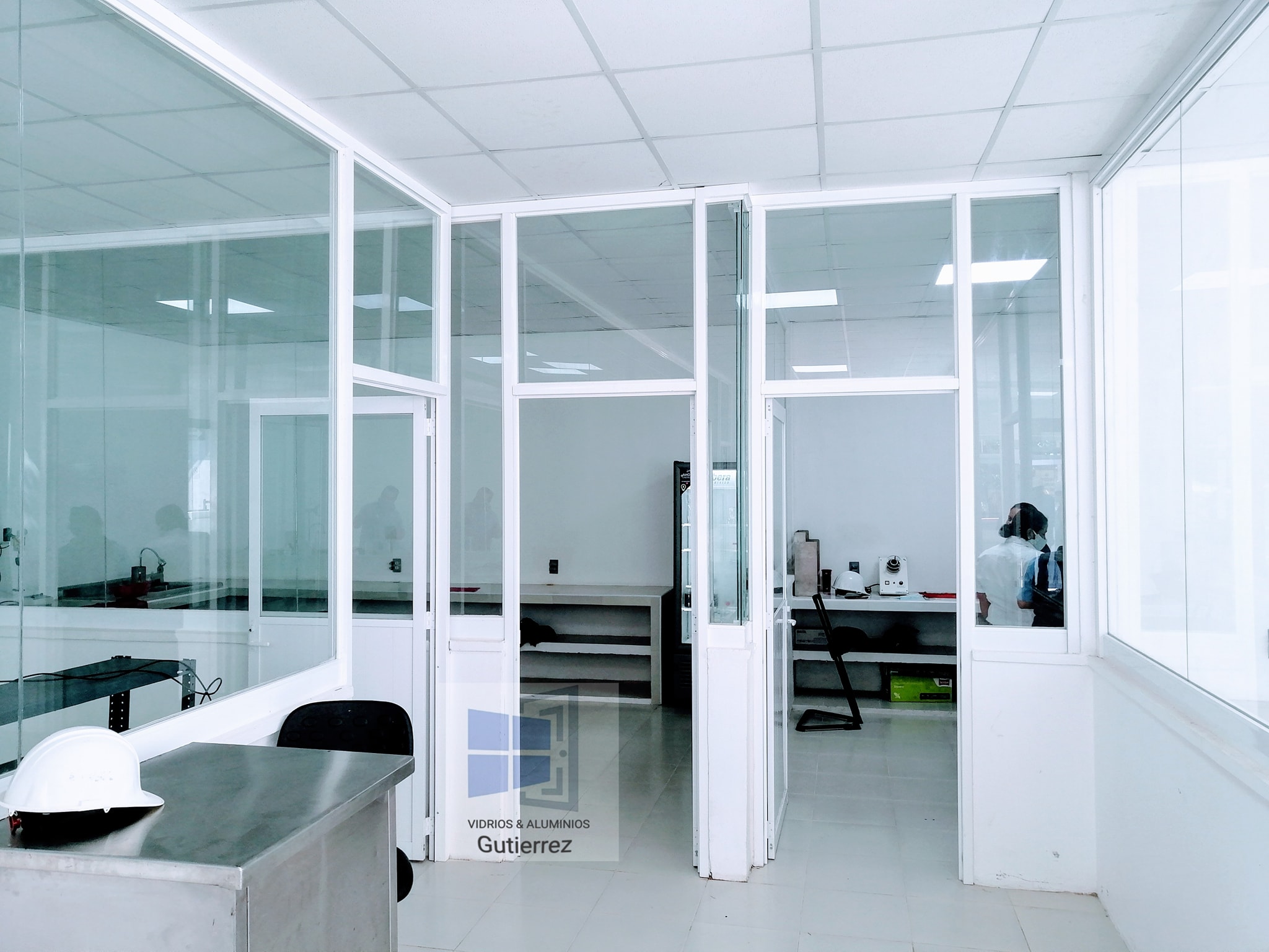 Cancelería en Aluminio color Blanco con Vidrio claro México