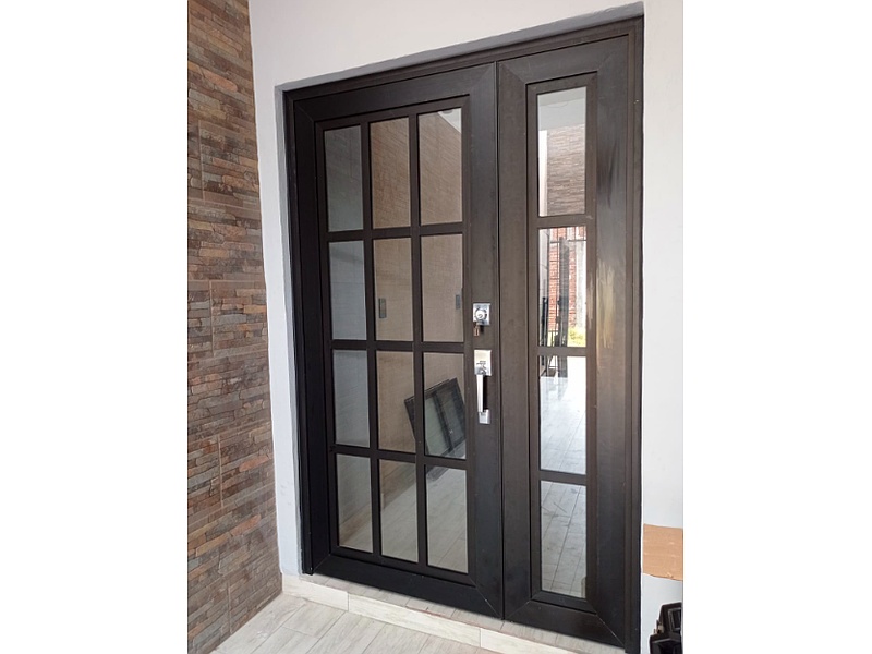 Puerta de aluminio negro con cristal México