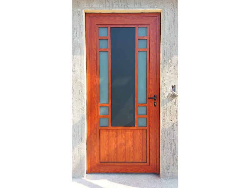 Puerta y ventana de aluminio con acabado en madera Cerezo y cristal satinado México