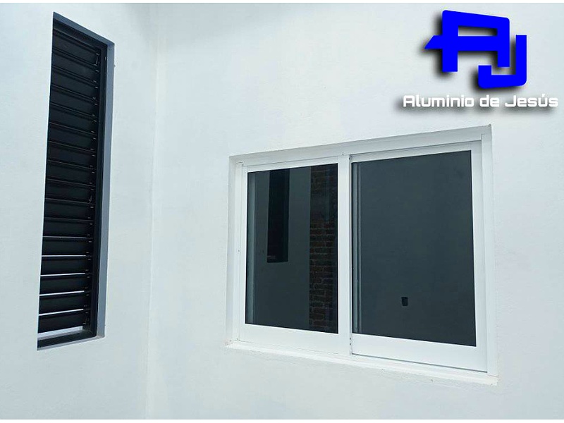 Ventana aluminio blanco con cristal filtrasol México