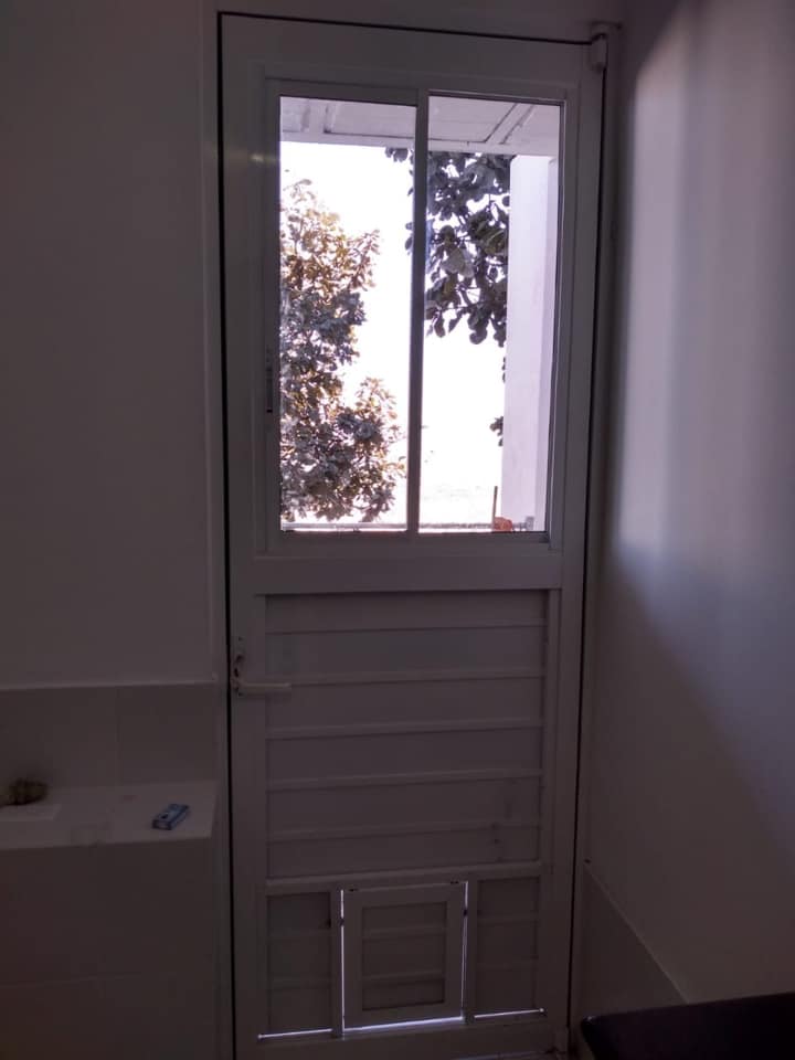 Puerta de aluminio con ventana Mexico