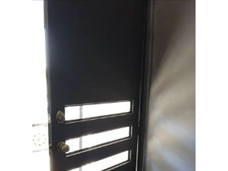 Instalación de vidrio reflecta plata en 4mm en puerta principal