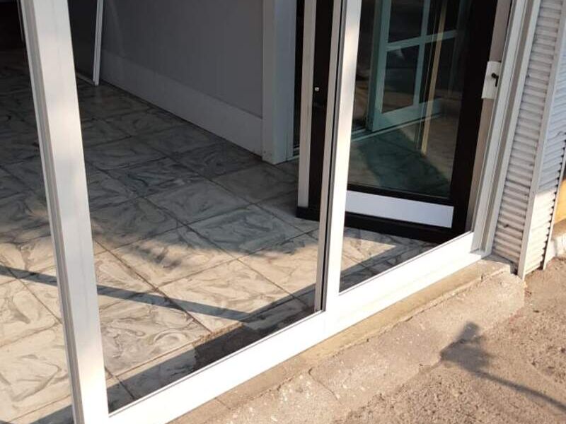Vitrina de aluminio en Puerto Vallarta 5