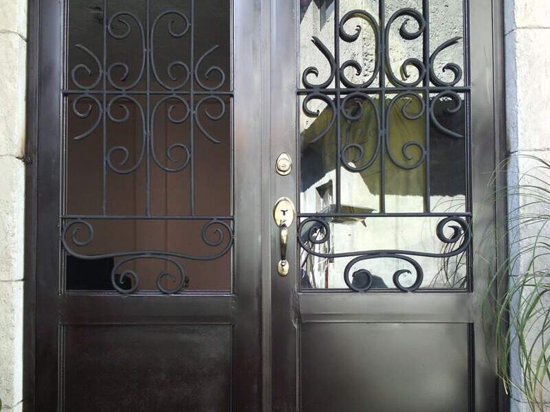 Puerta de madera café oscuro méxico
