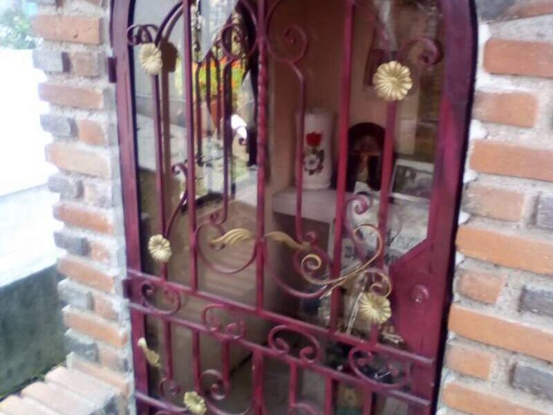 Puerta de aluminio de colo vino méxico