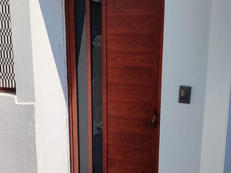Puerta rojiza de madera México