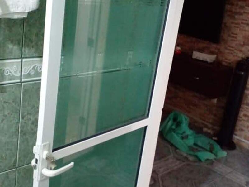 Puerta de aluminio blanca méxico