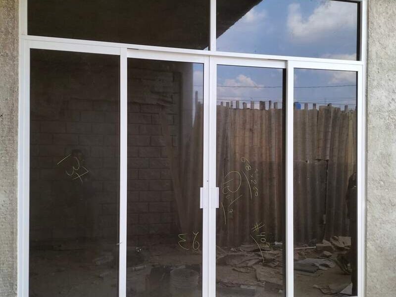 Puerta de aluminio blanca méxico