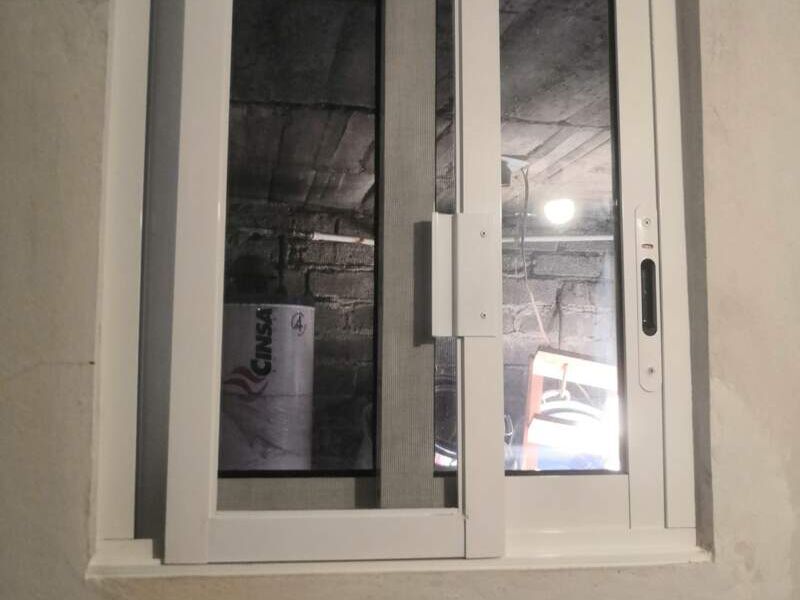 Ventana blanca corrediza de PVC México