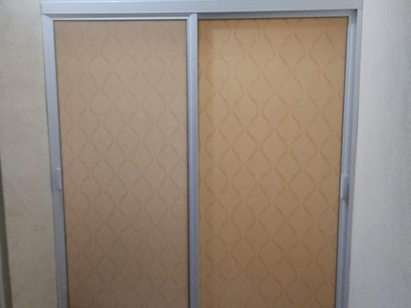 Puerta de aluminio color miel en México
