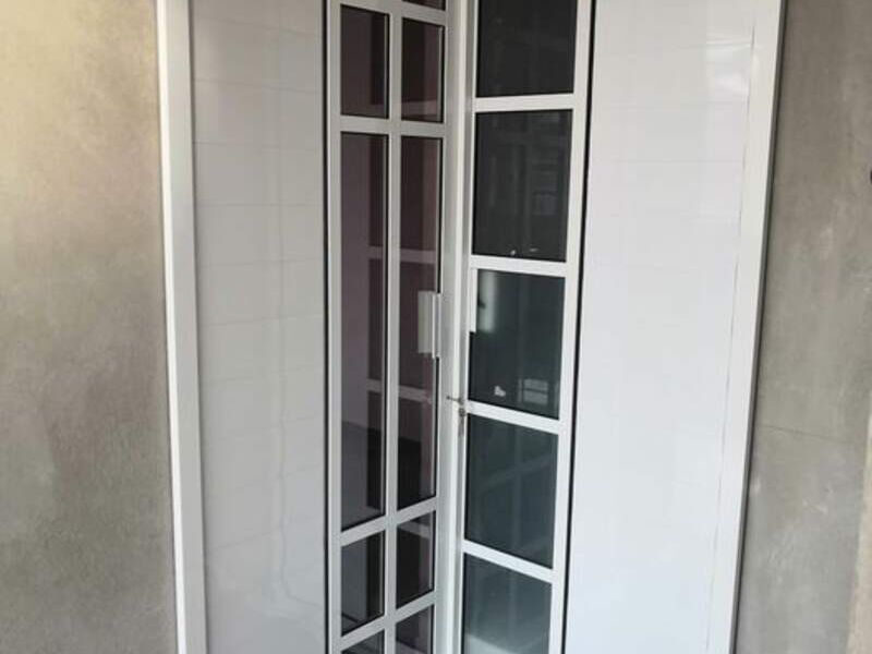 Puerta da aluminio y vidrio blanca méxico