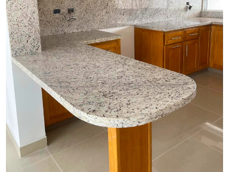MESON CIRCULANTE EN GRANITO GRIS
