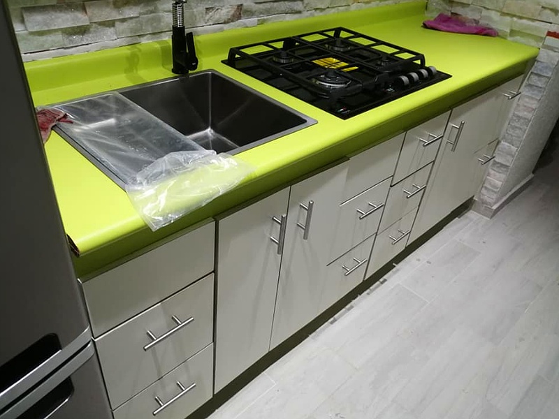Mueble base de cocina color blanco y verde México