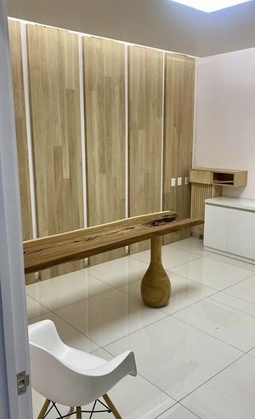 Revestimiento en pared con tableros en madera de rosa morada y muebles diseñados a juego CDMX