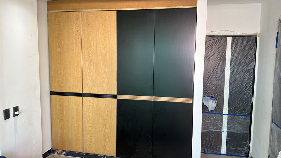 Clóset bicolor en madera clara combinado con color negro CDMX