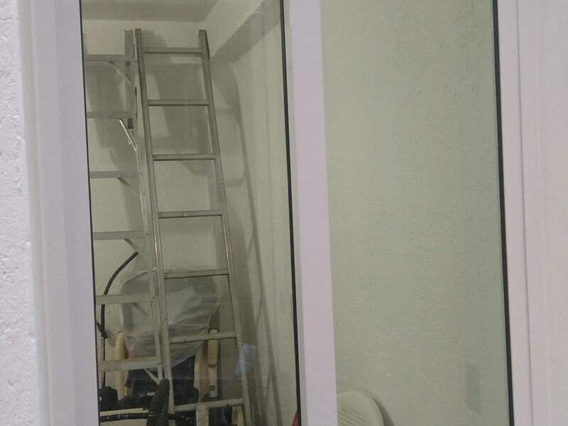 Ventana blanca de aluminio México