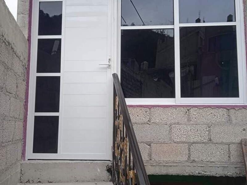 Puerta blanca de aluminio para escalera 