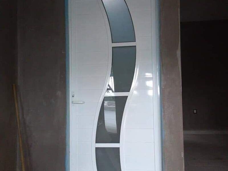 Puerta blanca con diseño de S méxico