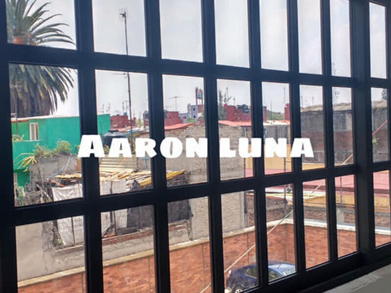 Ventana café de aluminio cuadriculada