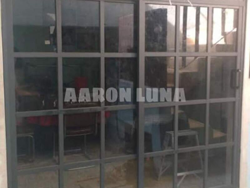 Puerta de aluminio café méxico