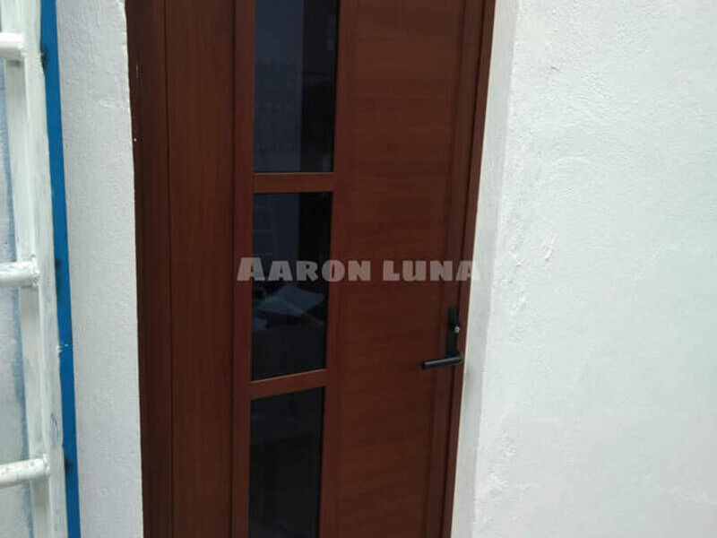 Puerta café con vidrios azul marino