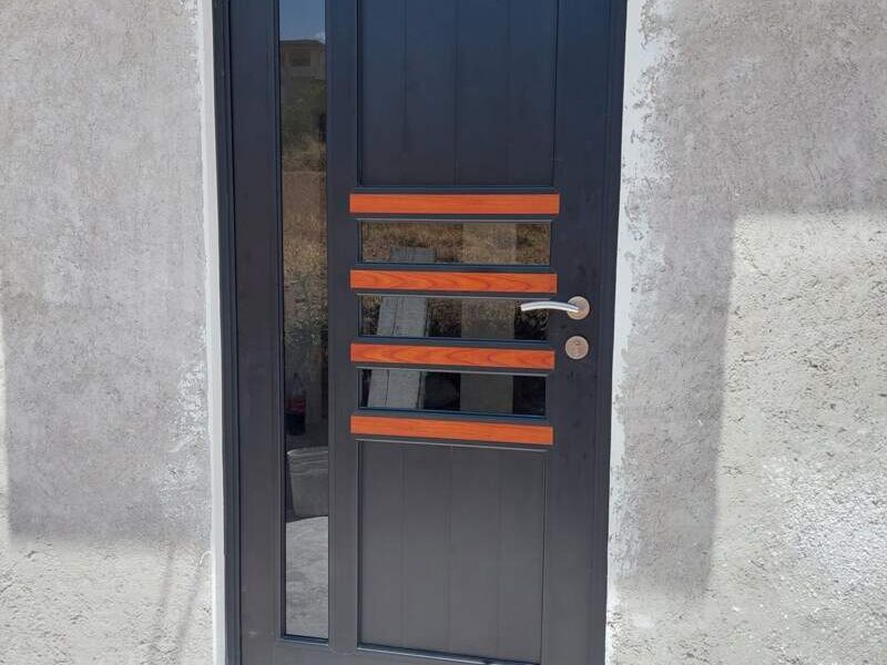 Puerta negra con diseño rayado méxico