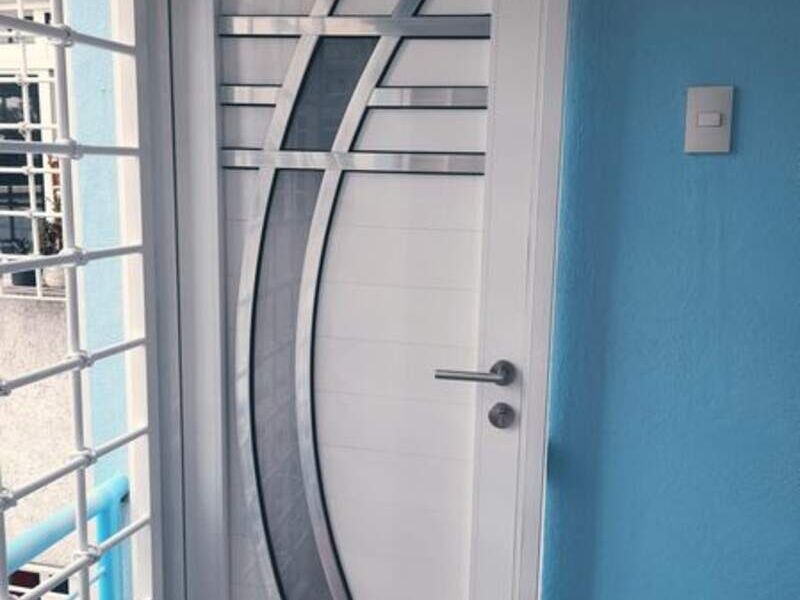 Puerta de aluminio blanco diseño A