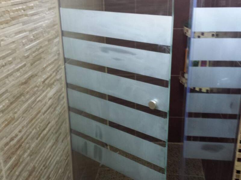 Puerta de ducha diseño rayado