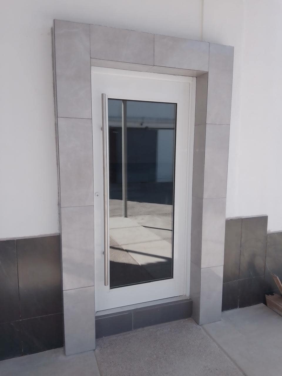 Puerta blanca de madera CDMX
