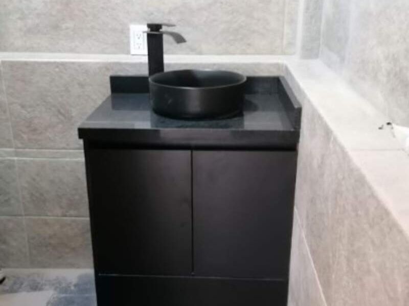 Mueble de baño gris con columna de almacenaje  Cocinas, Baños, Reformas y  Materiales de Construcción