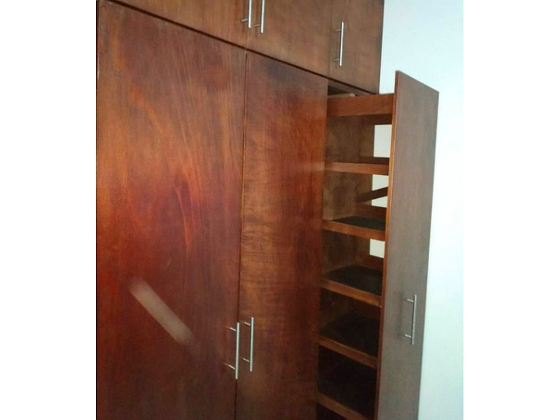 Closet de color cafe para dormitorios México Muebles Por Diseño VyA