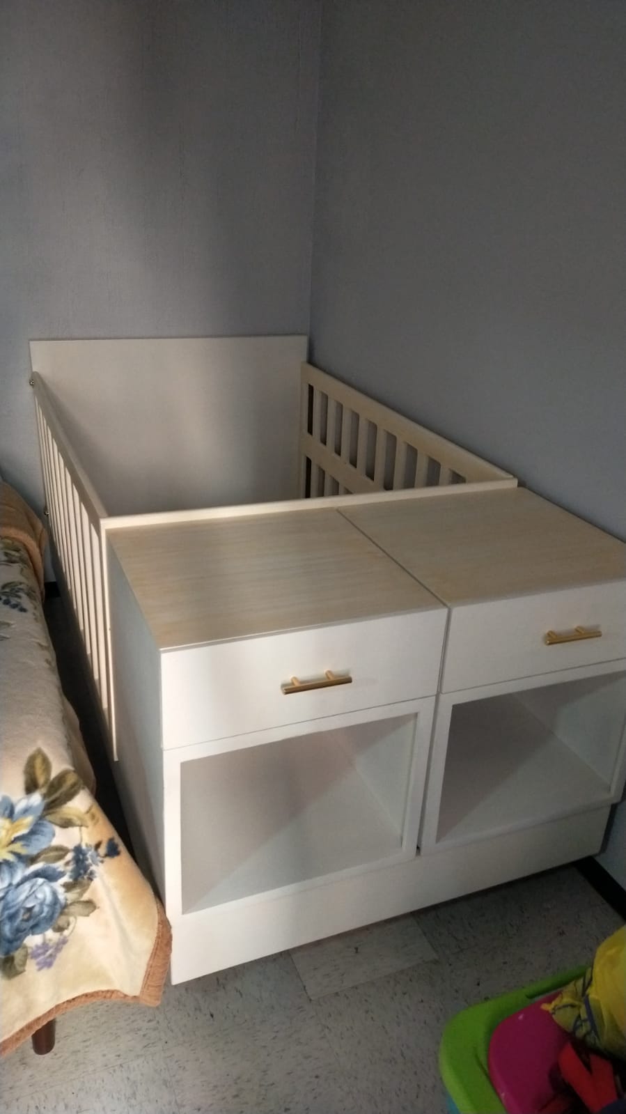 Cuna con cajonera blanca, Mexico