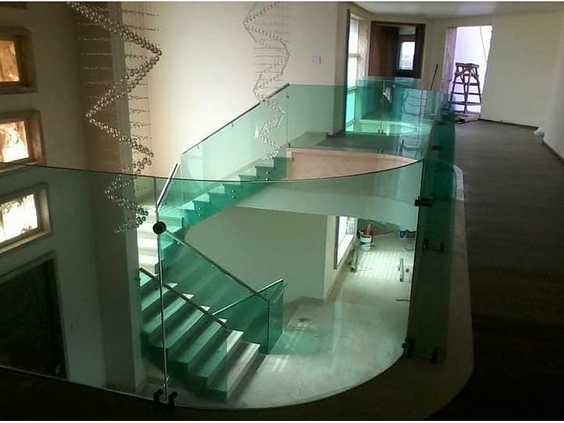 Pasamano en Vidrio y aluminio México