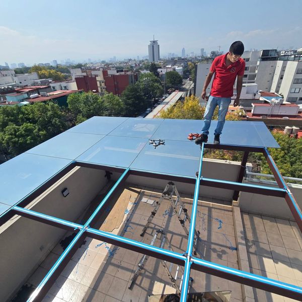 Pergola en estructura de 4x2 y cristal inteligente CDMX